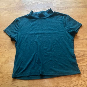 Ribbad mörk grön top - Basic snygg ribbad mörk grön t-shirt från Shein. Storlek M.