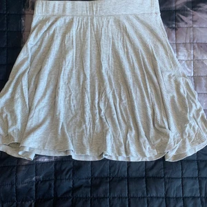 Grå kjol - Säljer denna gråa kjol som jag tror är köpt på hm för flera år sedan. Bara använt någon gång. 