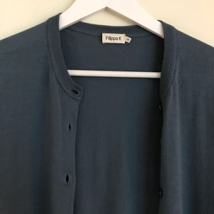 Filippa K kofta  - Kofta i 100% ull från Filippa K. Mycket sparsamt använd och superfin kvalitet! 1400:- nypris