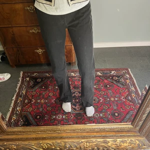 Jeans - Säljer mina svarta jeans med slits längst ner från Pull&Bear. Storlek 36 och nypris 399kr. Säljer de för 150kr, hör av er vid intresse❤️