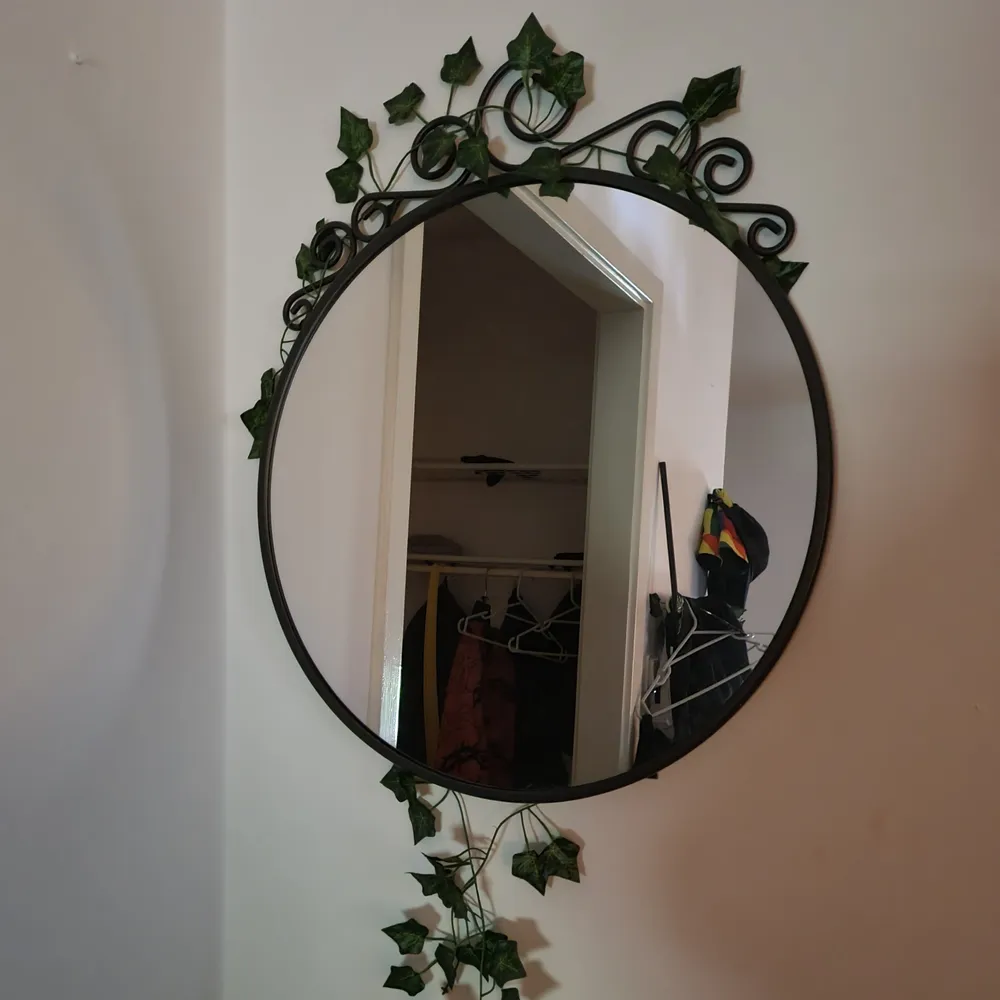 Säljer nu min fina spegel, löven sitter ej fast och kan plockas bort om så önskas! Hämtas upp i Trollhättan!. Övrigt.