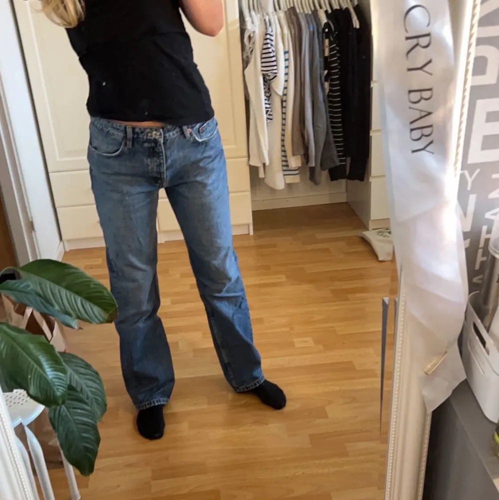 Skitsnygga lågmidjade blåa jeans från Zara som tyvärr är lite för stora i min smak! Använda 2-3 gånger så inprincip nya🤍🤍. Jeans & Byxor.