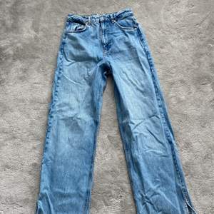 Säljer dessa straight leg jeans men slits från NA-KD  Super fina men kommer inte till användning längre Strl 36