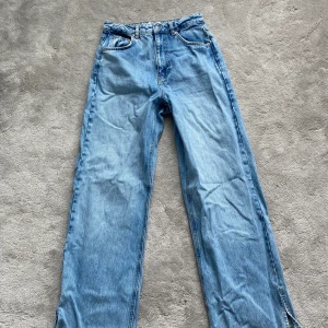 Jeans - Säljer dessa straight leg jeans men slits från NA-KD  Super fina men kommer inte till användning längre Strl 36