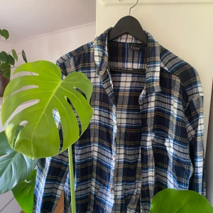 Skjorta - Oversized skjorta köpt på Secondhand. Märke: Bluewear. Storlek XXL men liten i storleken. 