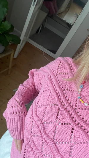 Rosa stickad tröja - Jättefin rosa stickade tröja i bra skick. Endast använd fåtal gånger!