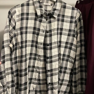 Rutig skjorta - Rutig skjorta från only i storlek 40, fint skick. 