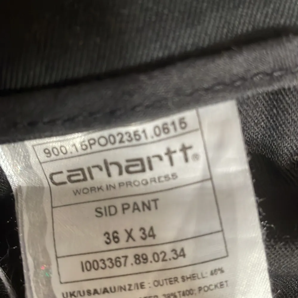 Ett par svarta Carharrt chinos som sitter skönt samt smidiga fickor👖 skick: 9/10 på grund av att de inte kommit till användning✅ . Jeans & Byxor.