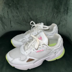 Adidas Falcon Sneakers - Fina och slutsåld färg på dessa Falcon. Storlek 38, Originalkartong medföljer. Använda några gånger men i superfint skick! 