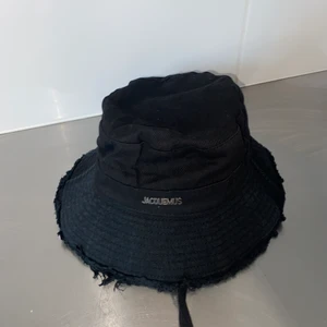 My jacquemus bucket hatt - Säljer min jacquemus bucket hatt. Storken 56. Aldrig använd. Kvitto finns. 