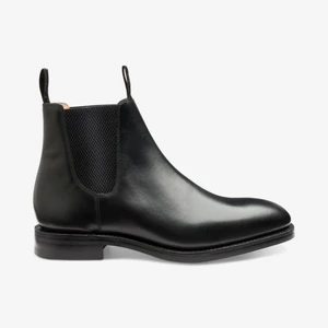 Loake Chelsea boots - Fina högkvalitativa Chelsea boots från märket Loake. Modellen heter 1880 Classic Chatsworth Chelsea Boot och är helt kalvskinnsfodrad. Randsydd konstruktion. Tillverkad i England. Innersula i läder. Yttersula är Goodyear Welted.