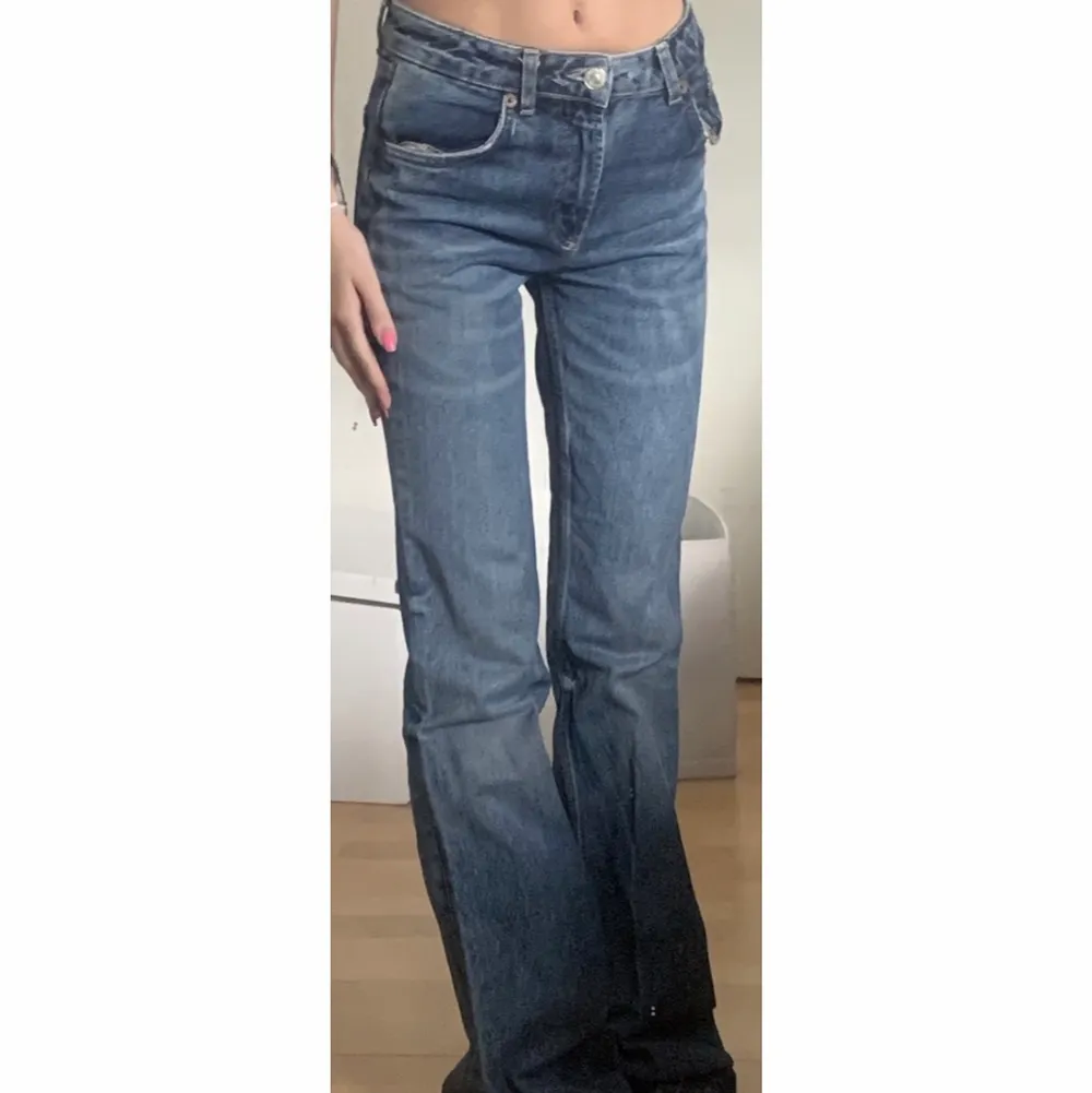 Sjukt snygga jeans från zara! Dom är i jeansmaterial och känns ganska ”hårda”, därför skulle jag säga att dom passar bättre på en 32! 🥰. Jeans & Byxor.
