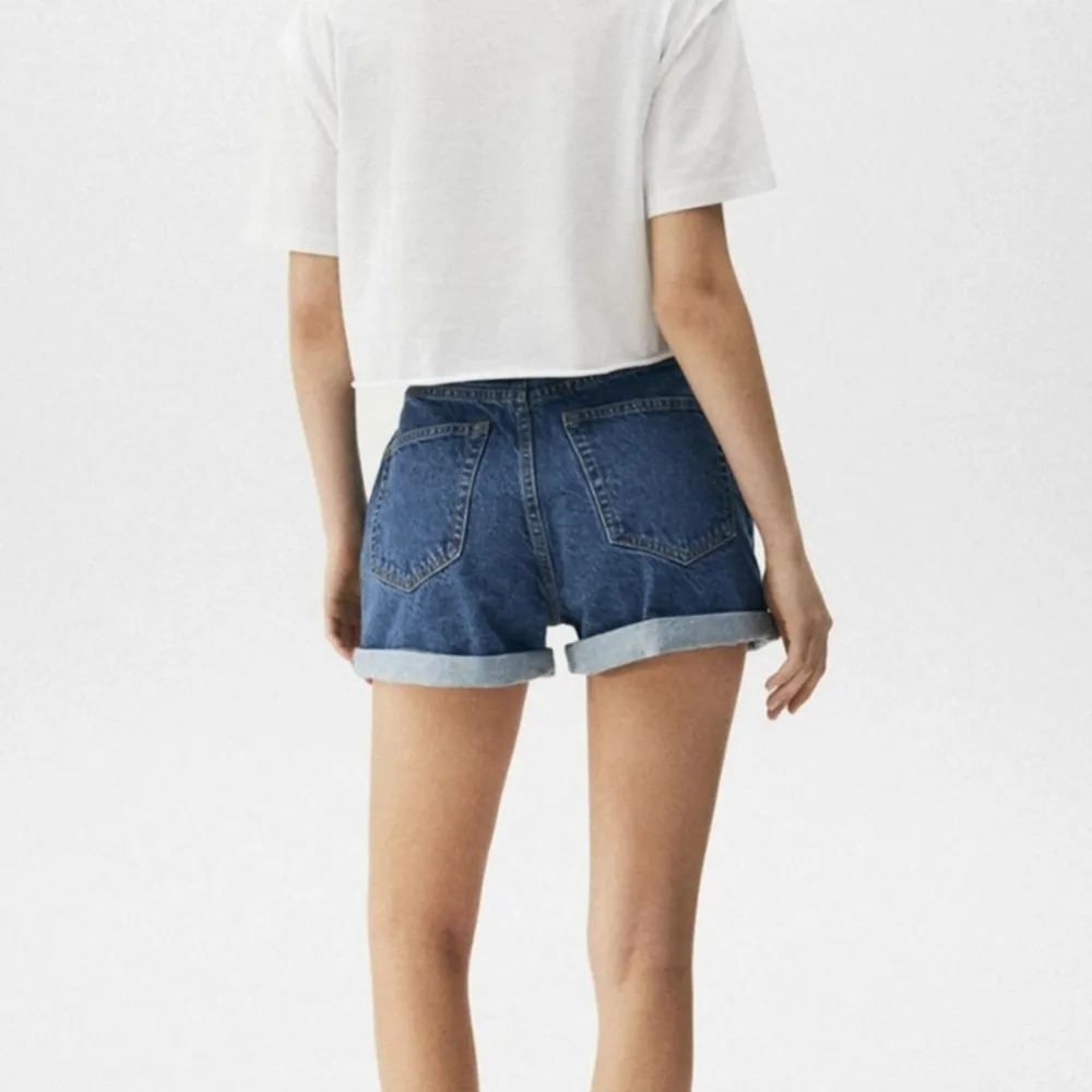 Snygga jeansshorts, använda en gång. Strl 44 men sitter som 40.. Shorts.