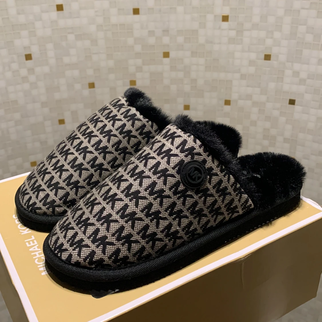 Helt oanvända Michael Kors tofflor