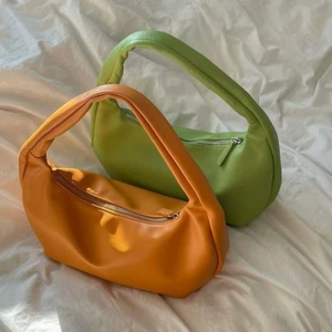 Väska från Gina Tricot 🧡 - Helt slutsåld idag. Superfin fin & rymmer så mycket! Säljer då jag har väskan i 2 olika färger så fick bli att jag Säljer vidare denna ☺ I perfekt skick 🧡