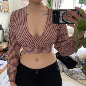 Tröja - Superfin omlottröja som sitter åt i midjan. Jag har aldrig använt! Möts i Stockholm eller skickar mot fraktkostnad <3