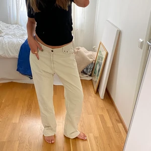 Marlboro classics jeans - Beigea marlboro classics jeans. Är 179 för referens, storlek står inte men skulle säga M