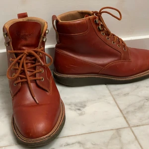 Dr Martens Omari - Dr Martens Omari stl 43. Använda men inte slitna. Använda en säsong. Säljes på grund av att dom inte passar min fot. Nypris 1999kr