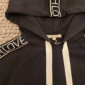 Maje hoodie - Så snygg maje hoodie i lite sportigare material. Knappt använd. Storleken motsvarar en S.