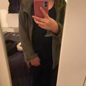 Grön jacka - Den har inga hål vad jag kan se och vet inte vad den är ifrån 💕