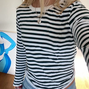 Randig tröja  - Randig tröja! Storlek M, men skulle säga att de mer är S🫶🏼 köparen står för frakt!