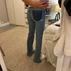 Jeans - Snygga jeans med hål. Jag är 166cm lång. Storlek 34 men passar mig som vanligtvis bär 36