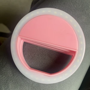 TikTok lampa till mobilen -  Jag vet inte om det funkar men  jag har en annan  så jag vill säljaren för  15 kr köpte den för 45kr 