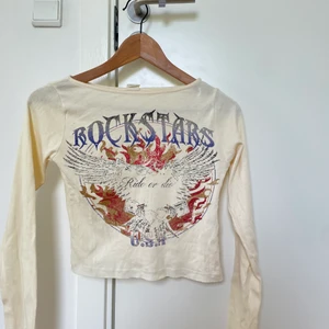 Tröja från Urban Outfitters - Jättefin tröja med tryck från Urban Outfitters. Använd fåtal gånger så bra skick! 