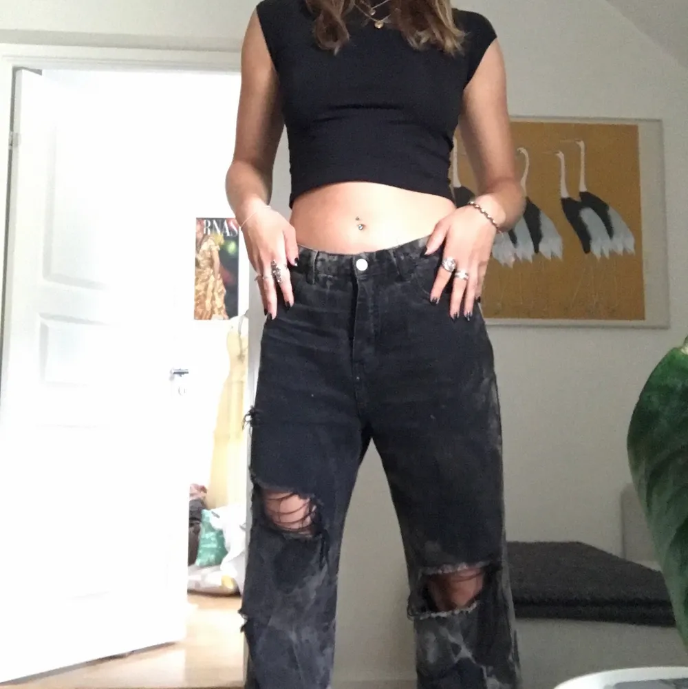 Svarta jeans med hål. Jeans & Byxor.