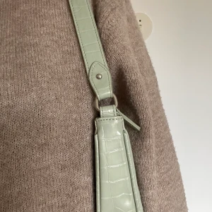 Shoulder bag - Fin sage grön Shoulder bag med liten innerficka. I jättebra skick, endast använd 1-2 gånger❤️❤️ Säljer för att den ej kommer till användning💫✨