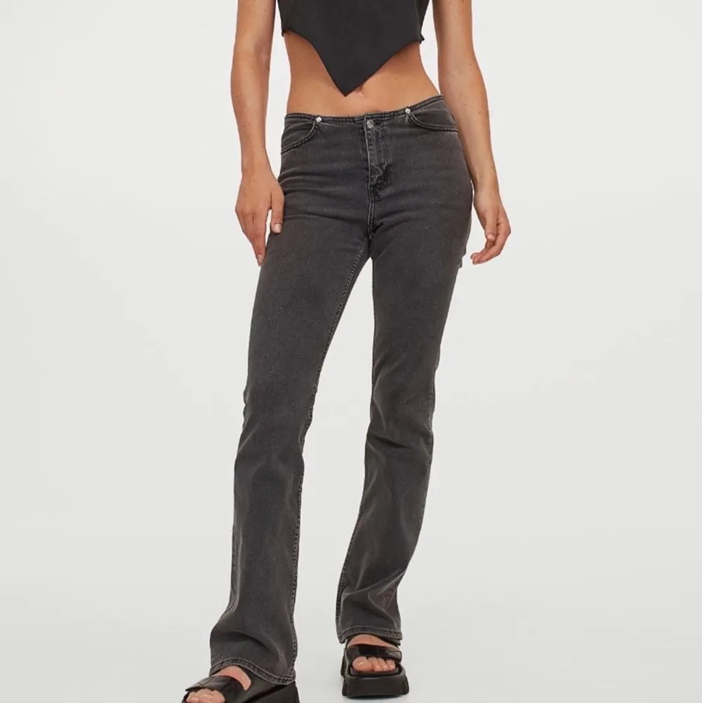 Säljer de populära slutsålda gråa jeansen från H&m storlek 36, knappt använda. Jeans & Byxor.