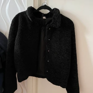 Jacka ”ull/får” - Jätte fin jacka teddy/får material. 