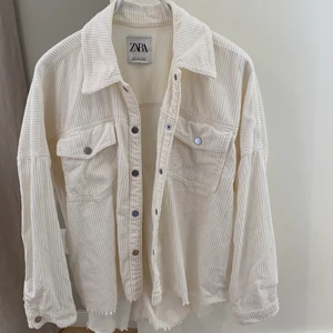 Zara Manchester jacka/skjorta - oversized fit 🤍 använd fåtal gånger så den är i fint skick. passar xs/s/m. offwhite.