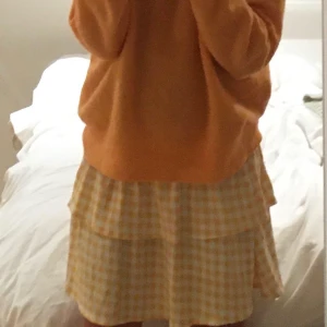 Kjol  - Jätte fin kjol ifrån hm andvänd 5-6 gånger säljer då den inte kommer till användning längre 