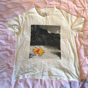 Vit t-shirt från pull & bear med tryck av Nalle Puh. Storlek XL men liten i storleken. Ganska tunn. 