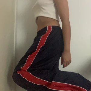 Vintage 90s trackpants 👾 - Vintage 90-tals trackpants i storlek XXL. Går att dra åt den i midjan och det finns dragkedjor längst ner på benen. Fint skick ❤️