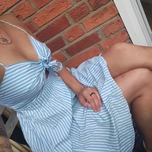 Söt liten klänning  - Söt liten klänning som slutar vid låren. Från NA-KD. Jag på bild är 176 cm och 70kg (byst 70D) 