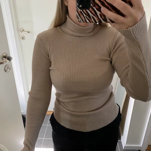 Tröja - Jättefin ribbad tröja med polokrage från NAKD, helt oanvänd endast testad, lappen sitter kvar(se bild 2). Storleken är XXS🤎