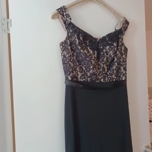 Aftonklänning - Aftonklänning. Har bara använts en gång