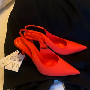 Klackar från Zara - Säljer dessa oanvända men sjukt snygga klackar från Zara. Storlek 37. Köpare står för frakt!🫶🏼 Klackhöjd, 8.5cm.