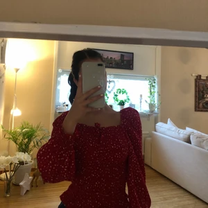 Puffsig tröja med hjärtmönster! - En super fin tröja med ganska tunt material och hjärtmönster på. Tröjan har puffsiga axlar och ihopsytt vid änden av armen! Använt den ganska få gånger så den är i gott skick. 