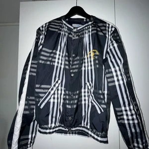 Vivienne westwood jacka - Tunn bomberjacka vivienne westwood. Bra skick lite missfärgning på armkanten, går nog bort i tvätten. Annars jättebra skick. Strl M - L i herr men jag som är XS-S har själv haft den. Den är snyggt lite smått oversized men sitter åt mer i midjan😍