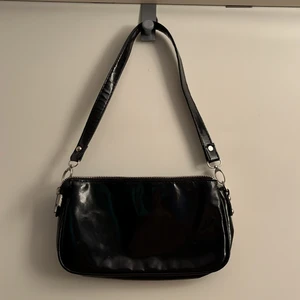 Väska - Svart väska från boohoo som inte längre kommer till användning💓 kan frakta eller mötas upp