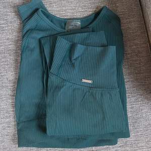 Croppad långärmad tröja + långa träningstights från AIMN. Grön/blå färg. Storlek S på båda. Superskönt set! Endast använt några gånger, säljer då jag har fler färger.