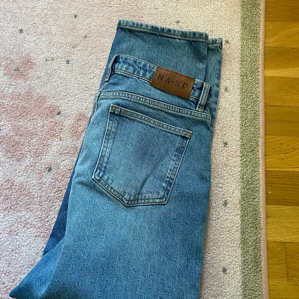 Raka jeans i snygg tvätt säljes, dragkedja fram. Oanvända! 🫶. Jeans & Byxor.