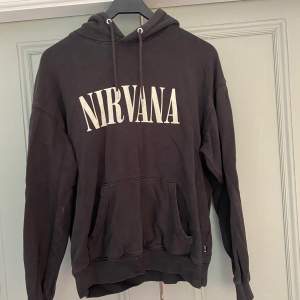 Säljer denna nirvana hoodie. Bra skick och i storlek M. Passa alla, unisex. Säljer för 150kr. Skriv vid frågor och intresse💕