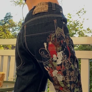 Artful dodger jeans  - (FORTFARANDE TILL SALU, PRIS: 500 KR)        lågmidjade jeans från Artful dodger! I bra skick och snöre i midjan som kan justeras till önskad passform!