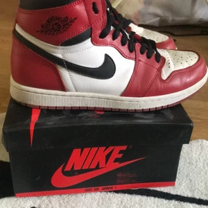 Air jordan 1 RETRO high OG - Använda fåtal gånger av tidigare ägare. Har ej kommit till användning utan bara stått på hyllan och samlat damm. Storlek US 9, EUR 42,5 Röda extra laces tillkommer. Marknadspriset på skorna just nu ligger ca på 5 000kr 
