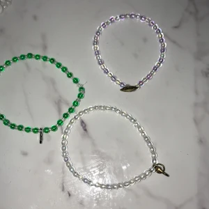 Armband 🌸 - Säljer dessa hemmagjorda armband💕 Egen design blir 10kr mer💓 Egen design och namn 15kr mer⚡️🌸 Armband med pärlor 25kr och pärlor och detalj 30kr💗 Betalning visa swish, frakt 14kr⭐️💘 