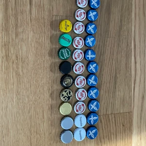 Kapsyler  - 37 st - Vet inte riktigt varför jag säljer dom men varför inte liksom. Kan göras om till pins, sättas på jackor/väskor osv 💕   